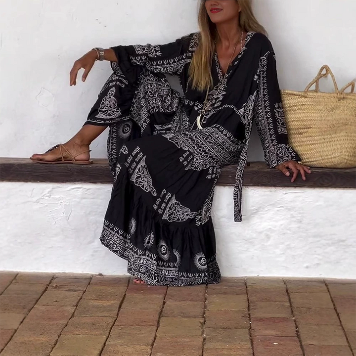 Robe longue bohème femme à motif tribal, col V, ceinturée, manches évasées. Idéale printemps/été.