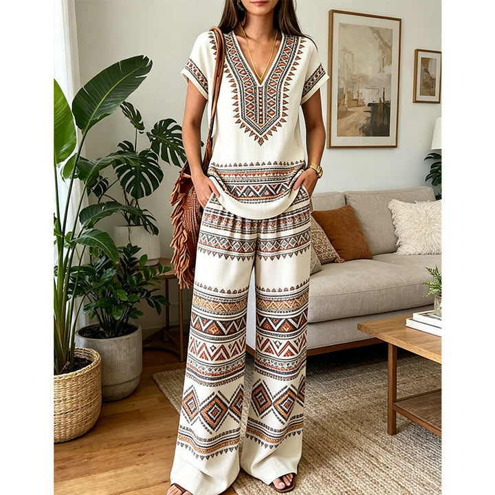 Tenue chic décontractée : ensemble floral bohème avec haut fluide et pantalon large pour femme.