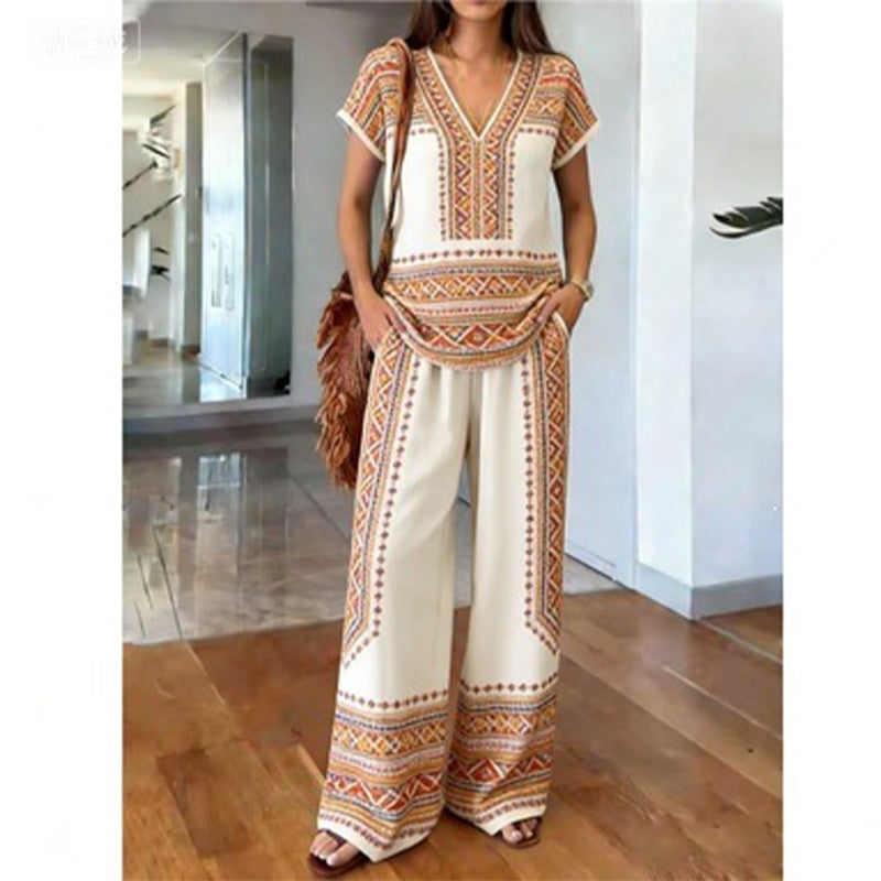 Tenue de vacances : ensemble femme fluide, haut floral printanier et pantalon large confortable.