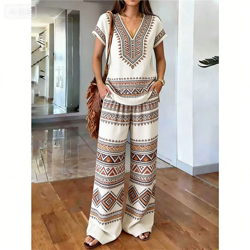 Look estival : ensemble floral décontracté, haut col V et pantalon large fluide pour un style bohème.