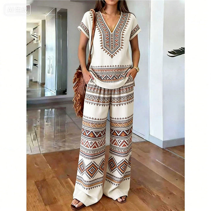 Look estival : ensemble floral décontracté, haut col V et pantalon large fluide pour un style bohème.