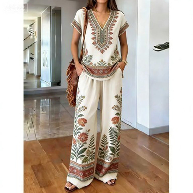 Tenue fluide pour femme : ensemble floral bohème avec haut col V et pantalon large décontracté.