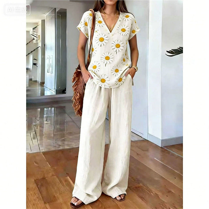 Ensemble féminin floral bohème, avec haut col V fluide et pantalon large. Idéal pour les vacances.