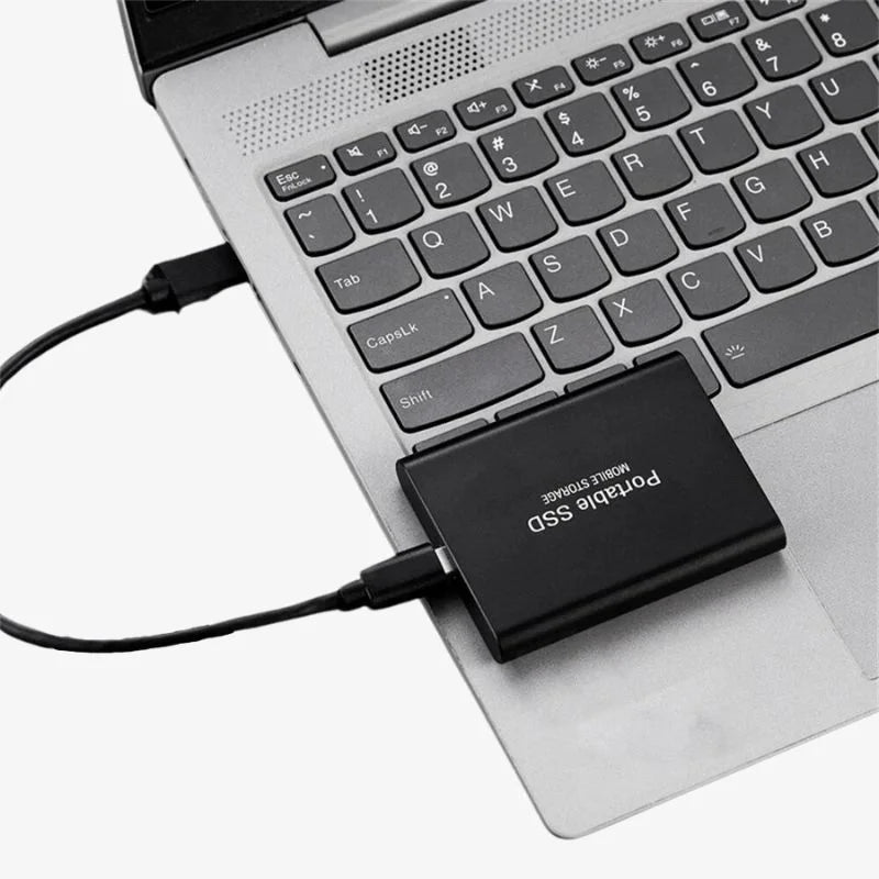 SSD externe USB portable pour stockage ultra-rapide de données et mémoire informatique. Compact et sécurisé.
