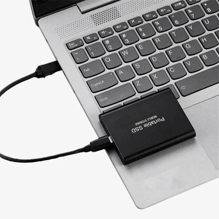 SSD externe USB portable pour stockage ultra-rapide de données et mémoire informatique. Compact et sécurisé.