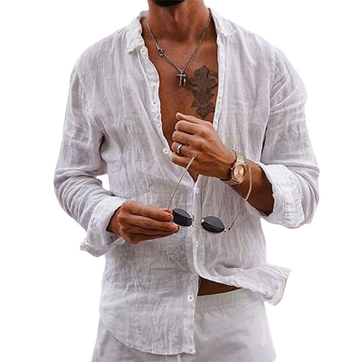 Détail de la texture aérée et confortable d'une chemise homme décontractée pour l'été, idéale pour les vacances.