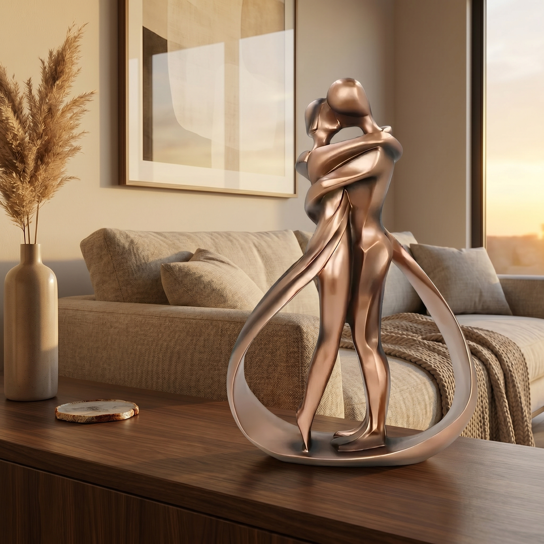 Magnifique sculpture de couple en résine effet bronze, parfaite comme cadeau romantique ou pièce maîtresse décorative.