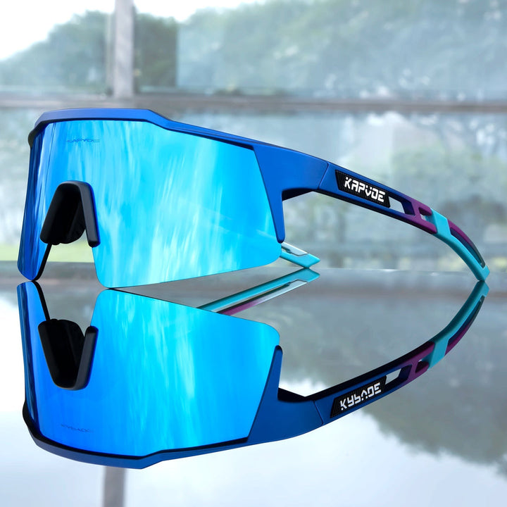 Lunettes de soleil homme élégantes, monture noire. Verres polarisés pour protection UV optimale.