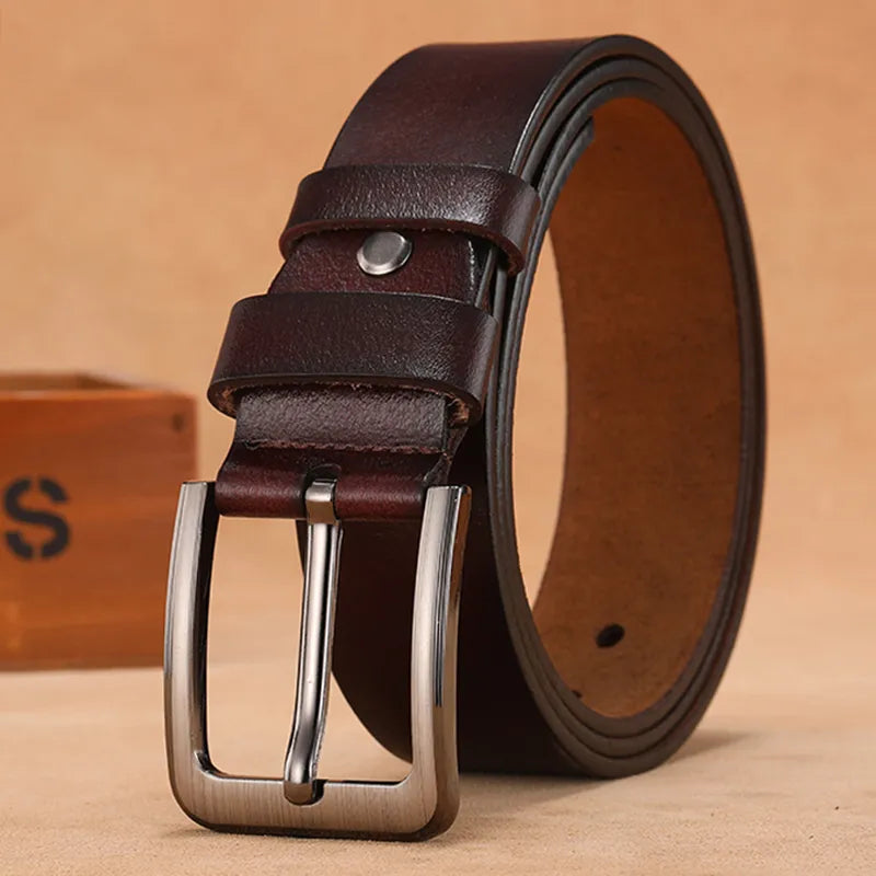 Ceinture homme en cuir de vachette authentique, style vintage. Accessoire mode marron foncé avec boucle métallique.