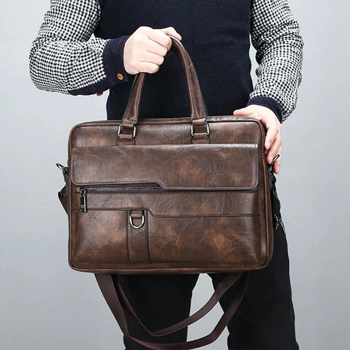 Gros plan sur sac bandoulière homme marron, détails du design raffiné, idéal pour un usage quotidien pratique.