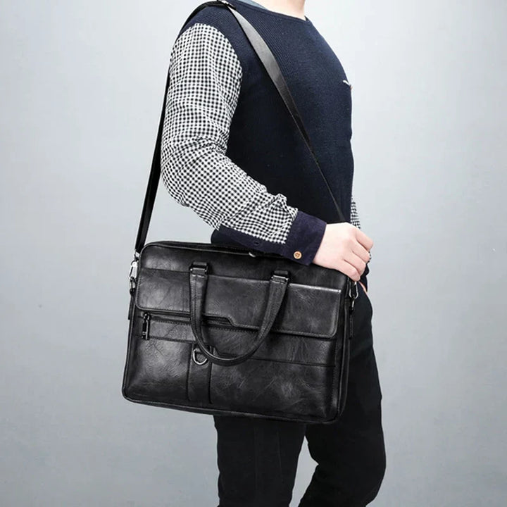 Sac à bandoulière homme marron, posé sur une surface, accessoire polyvalent et élégant pour la mode urbaine.