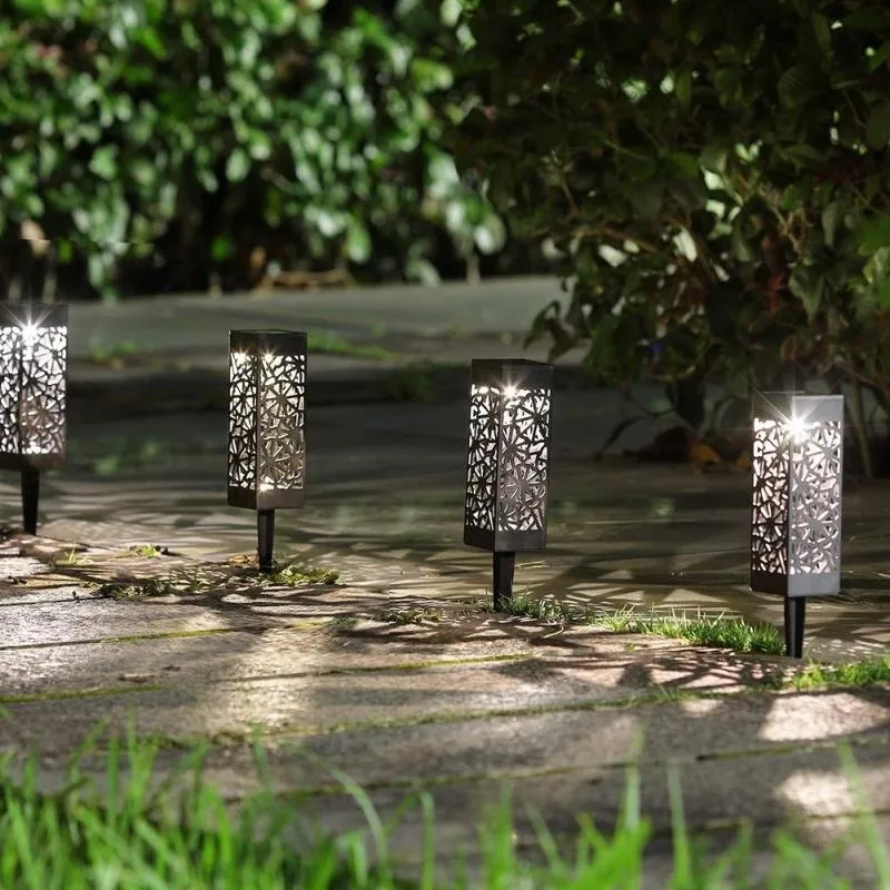 Créez une ambiance magique avec cette lampe solaire de jardin. Éclairage LED extérieur écologique et décoratif.