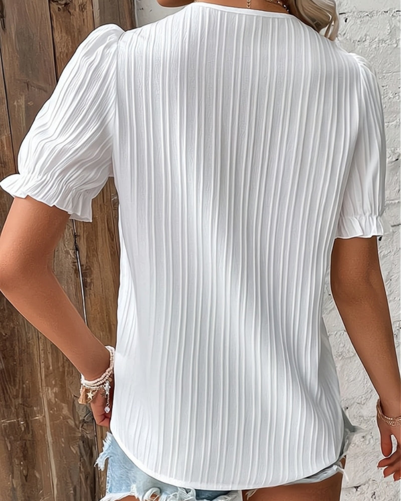 Blouse femme structurée et élégante à col V, un top chic et polyvalent pour un confort mode au bureau et quotidien.