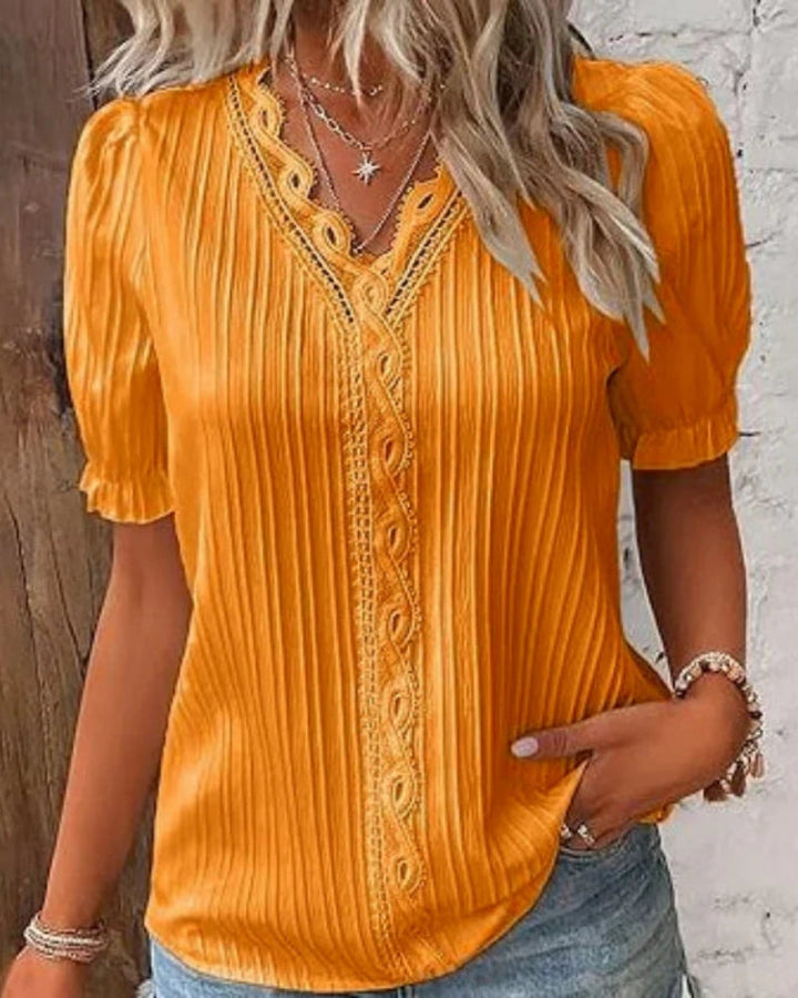 Blouse femme confortable et polyvalente à col V, idéale pour un style structuré et chic au quotidien.