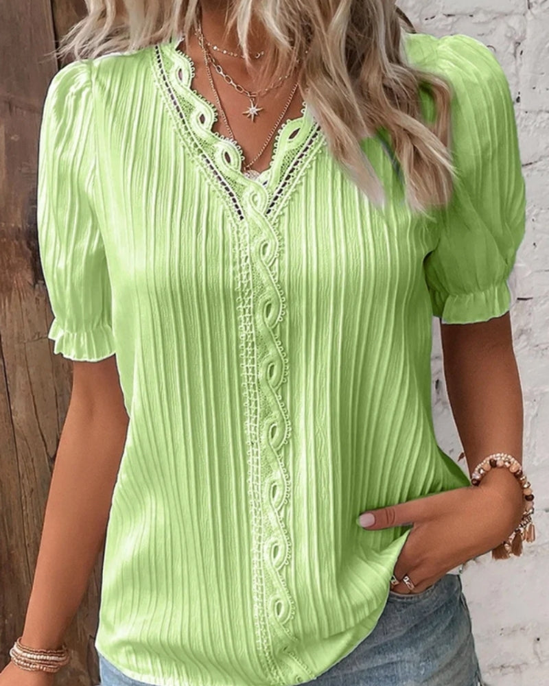 Blouse femme structurée élégante à col V pour un style chic et confortable, idéale pour le quotidien mode.