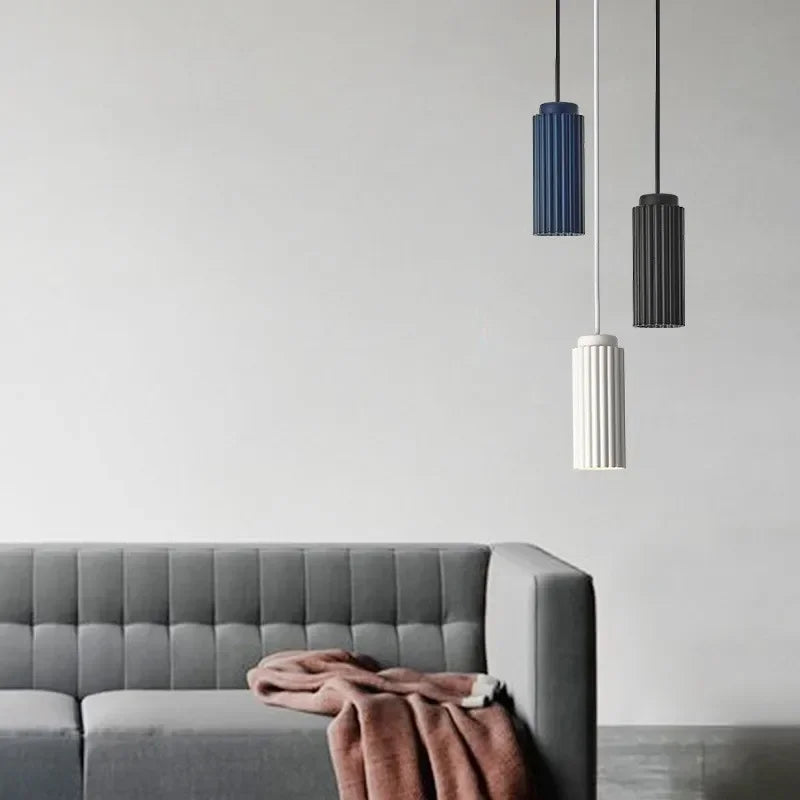 Suspension LED design scandinave diffusant une lumière chaude et accueillante, idéale pour une décoration cosy.