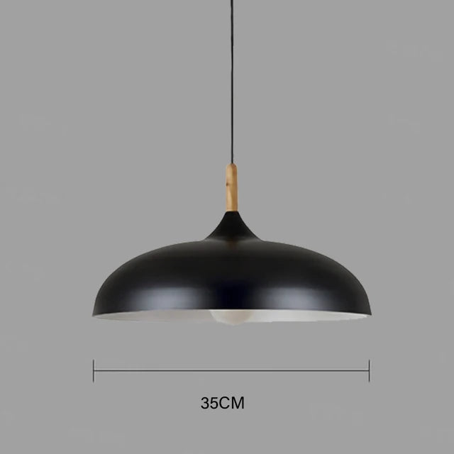 Suspension LED scandinave moderne en chêne et fer noir. Éclairage design élégant pour intérieur.