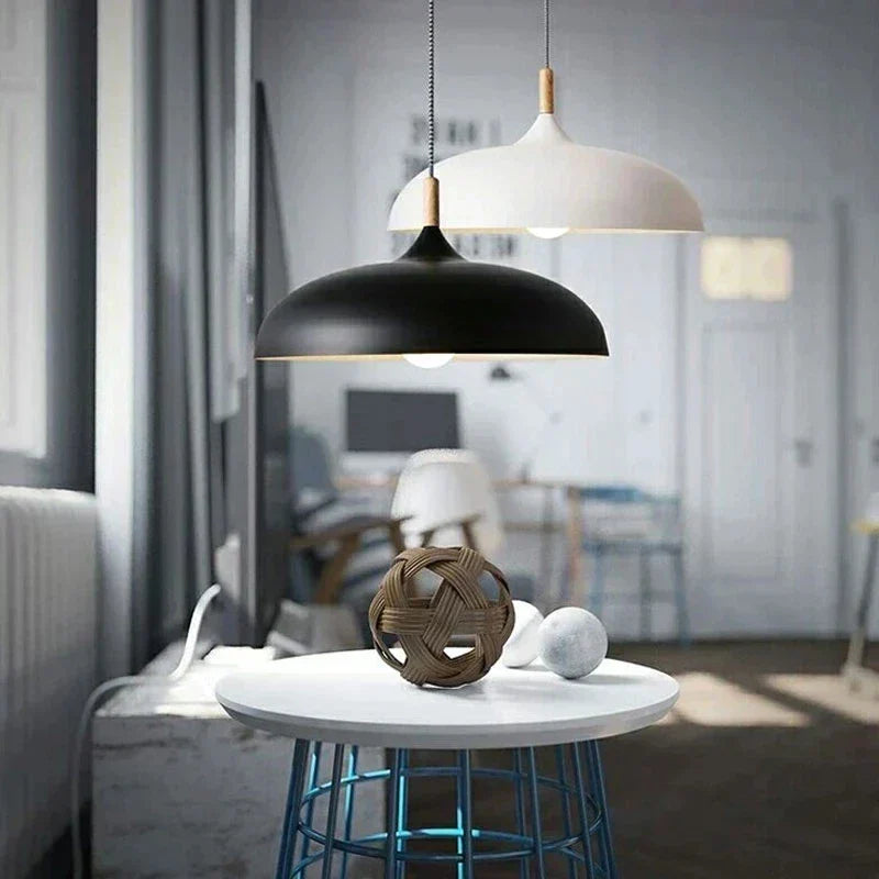 Suspension LED design: bois de chêne clair et fer foncé. Éclairage scandinave élégant pour bureau.