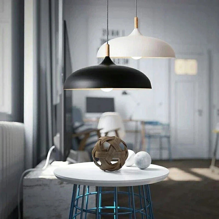 Suspension LED design: bois de chêne clair et fer foncé. Éclairage scandinave élégant pour bureau.