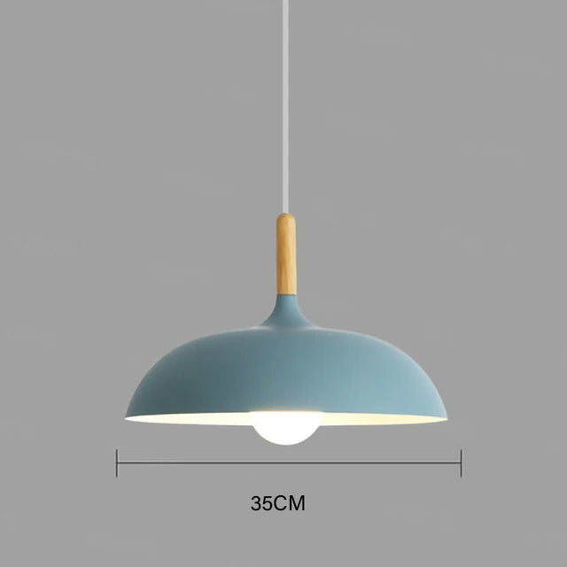 Luminaire LED design scandinave avec abat-jour en bois de chêne et structure en fer. Style épuré.