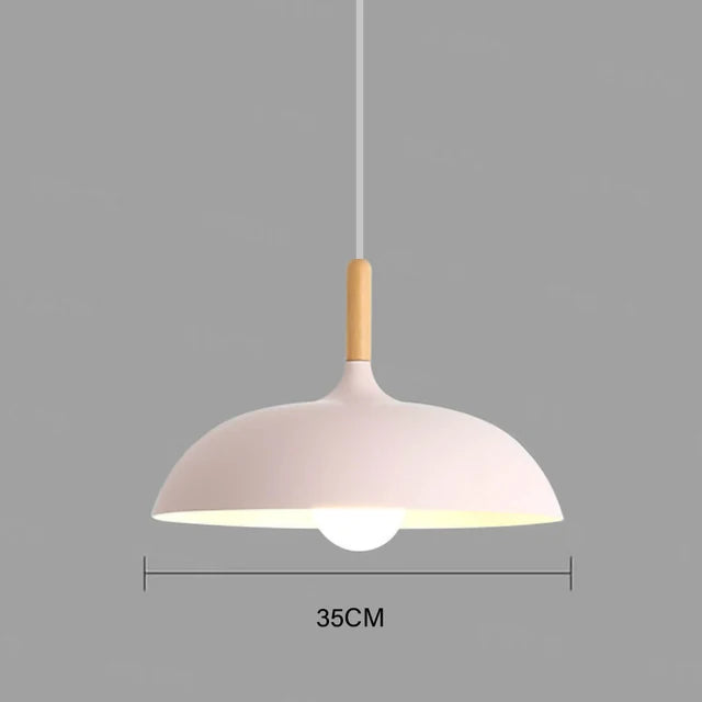 Élégante suspension LED en bois de chêne clair et fer, pour une ambiance scandinave chaleureuse.