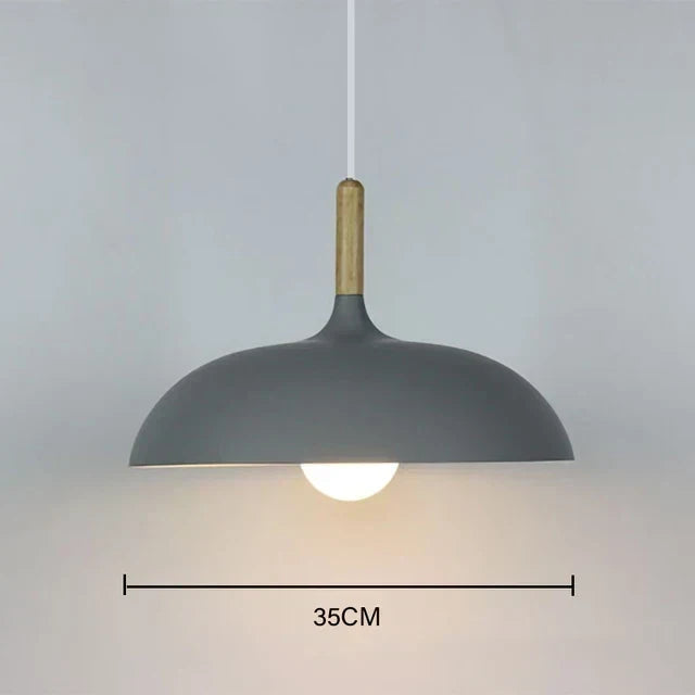 Lampe suspension LED scandinave avec structure en fer noir et diffuseur en bois de chêne.