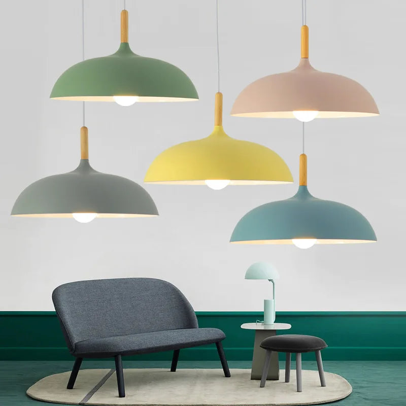 Suspension luminaire LED moderne combinant l'élégance du chêne et la robustesse du fer. Design épuré.