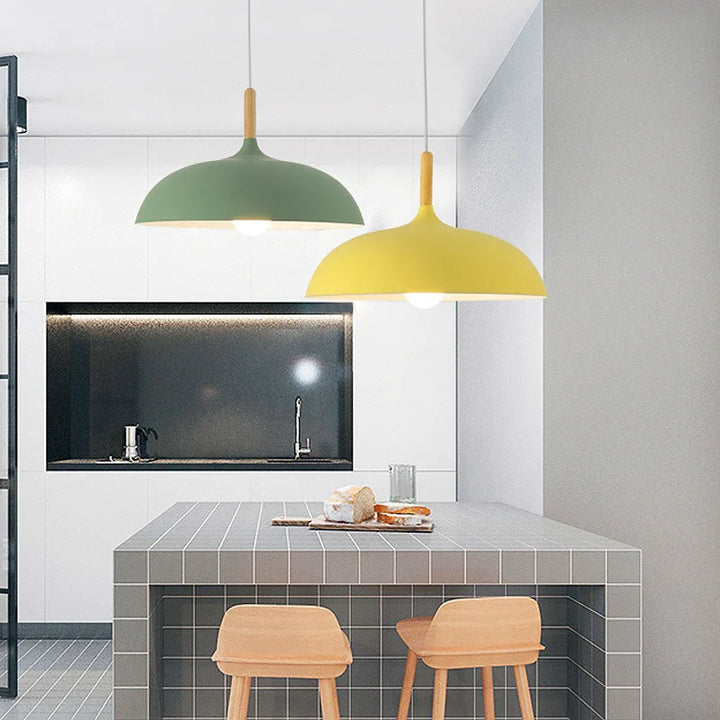 Perspective unique de la suspension LED en chêne et fer, style scandinave minimaliste. Éclairage doux.