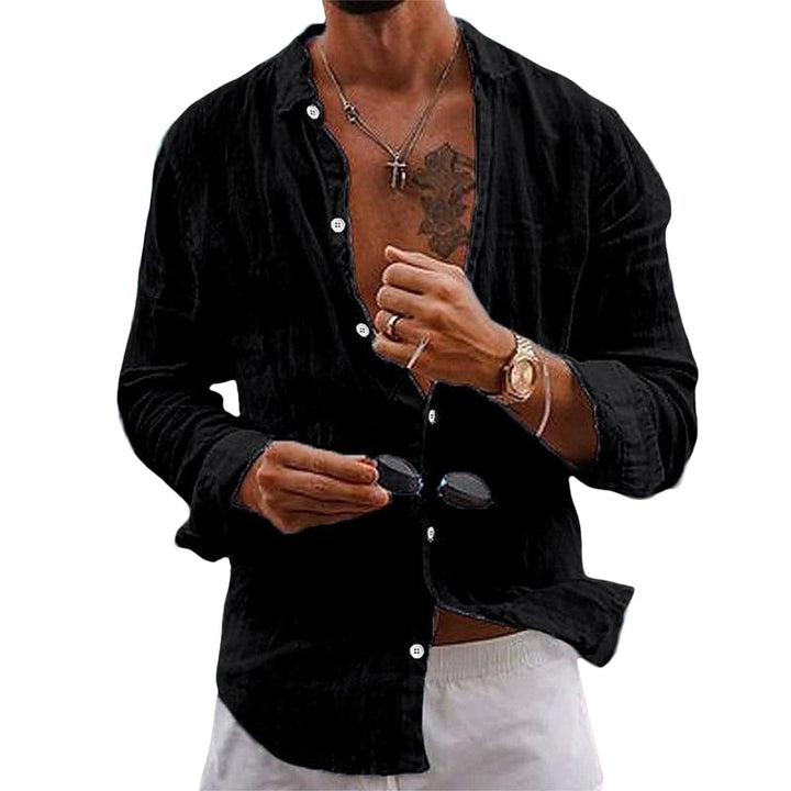 Chemise homme décontractée d'été portée avec un short, look vacances tendance et mode masculine estivale.
