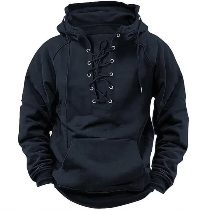 Homme portant un sweat à capuche épais, coupe décontractée. Vêtement confortable, résistant pour style casual.