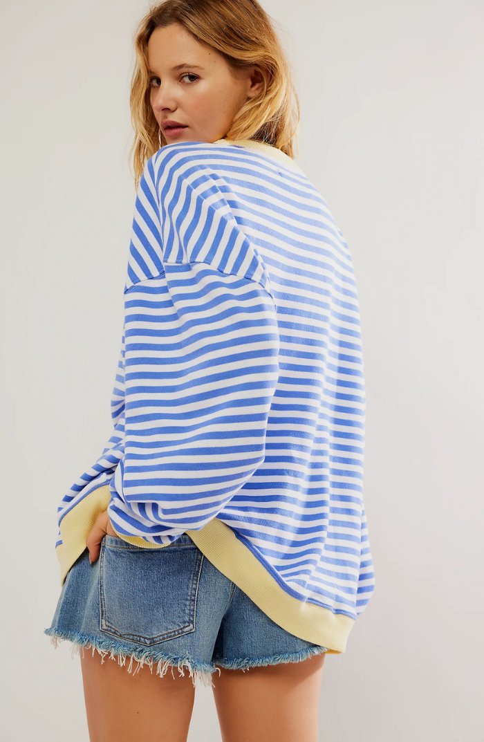 Sweat-shirt femme rayé, couleurs vives, épaule tombante, parfait pour un style décontracté et moderne au quotidien.