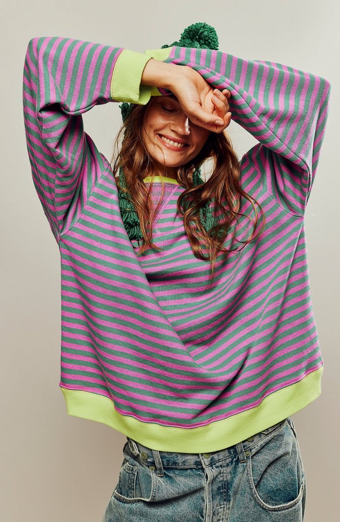 Sweat-shirt femme à rayures avec bord contrasté, coupe ample et décontractée pour un confort optimal.