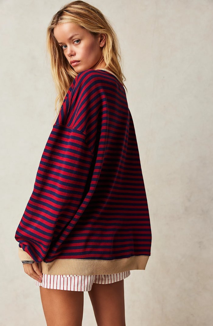 Sweat-shirt ample femme, rayures colorées, bord contrasté. Un essentiel pour la mode féminine décontractée.