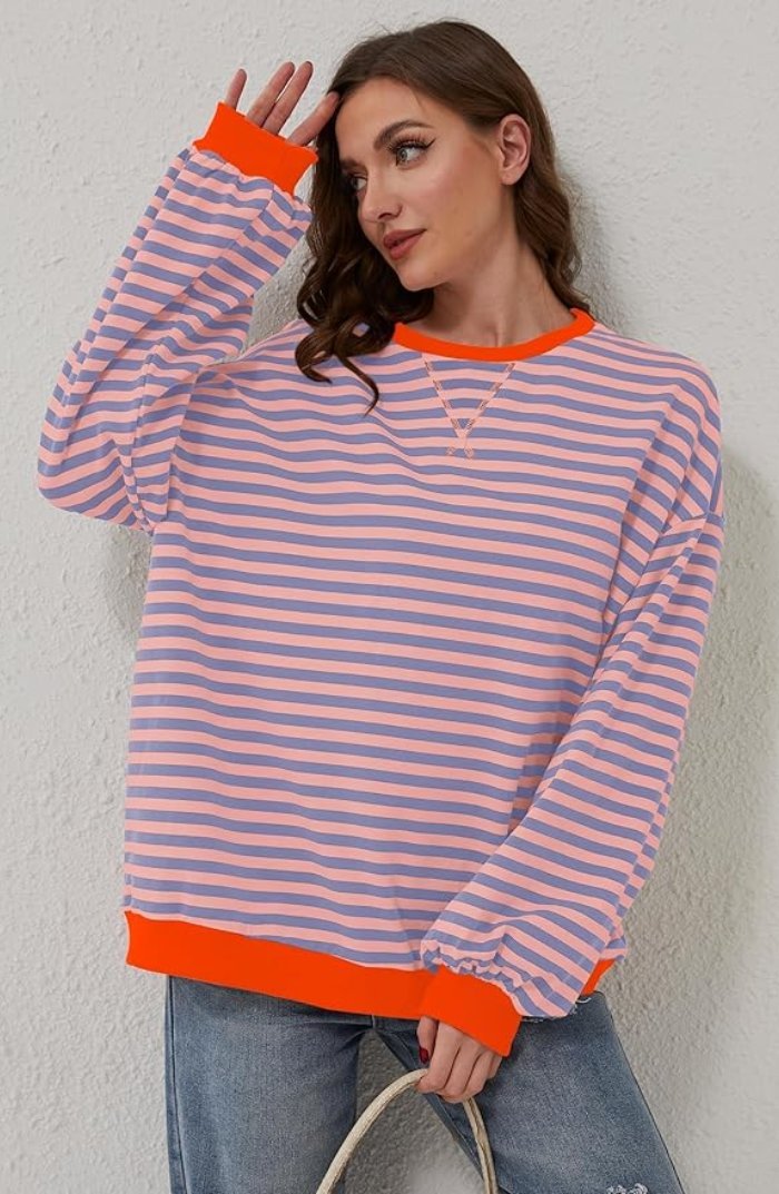 Mode femme: sweat-shirt ample à rayures, bord contrasté, confortable pour toutes les occasions casual.