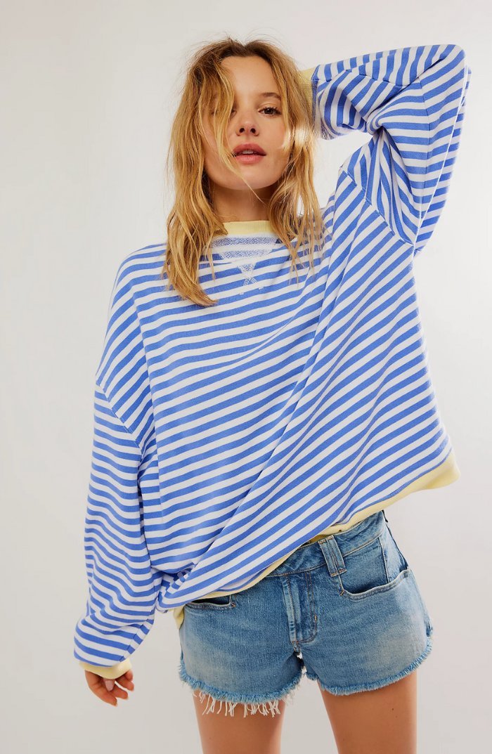 Sweat-shirt à rayures vives pour femme, bord contrasté, coupe ample. Tendance mode féminine et confort.