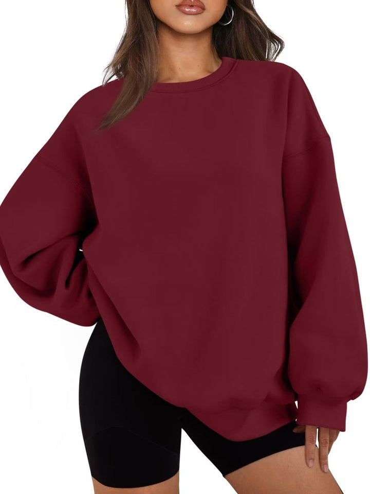 Sweat-shirt oversize femme décontracté, associé à un jean pour un look mode.