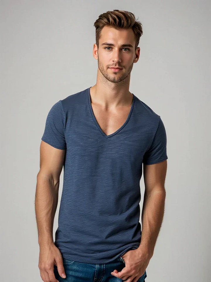 T-shirt homme décontracté col V effet usé. Confortable et polyvalent pour une mode masculine aisée.