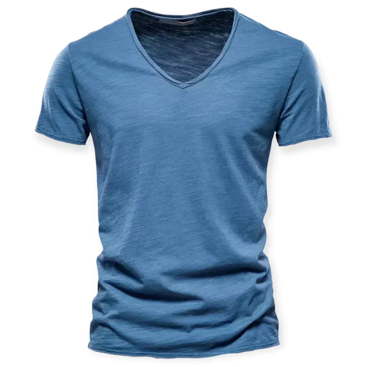 T-shirt bleu homme col V décontracté, effet usé. Style facile et confortable pour un look mode masculine.