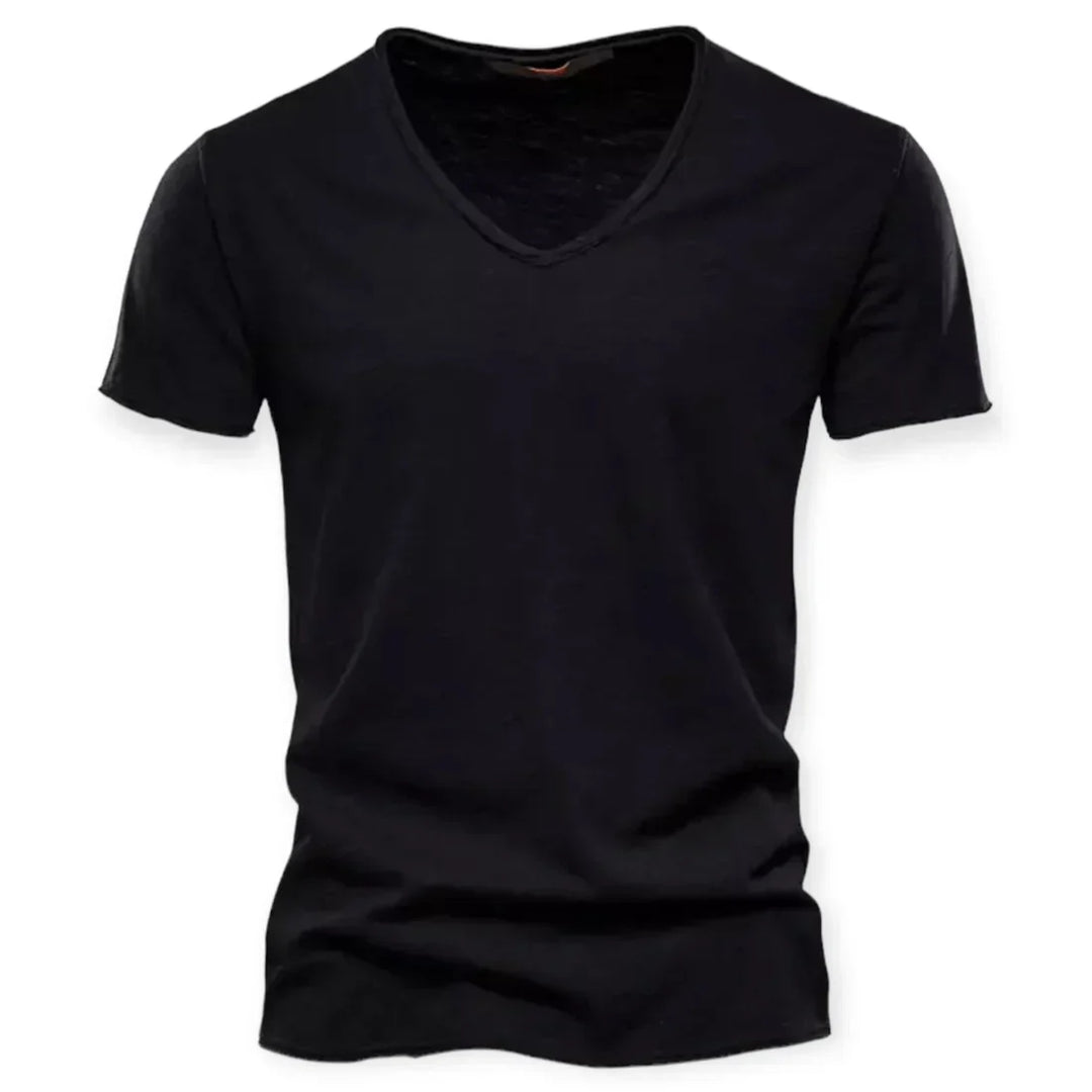 T-shirt noir homme col V, décontracté effet usé. Vêtement confortable, idéal pour la mode masculine moderne.