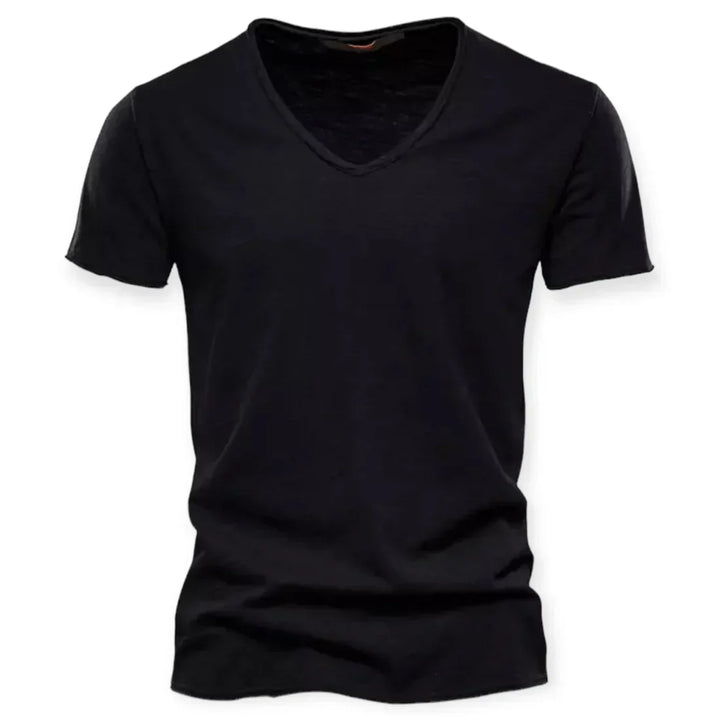 T-shirt noir homme col V, décontracté effet usé. Vêtement confortable, idéal pour la mode masculine moderne.
