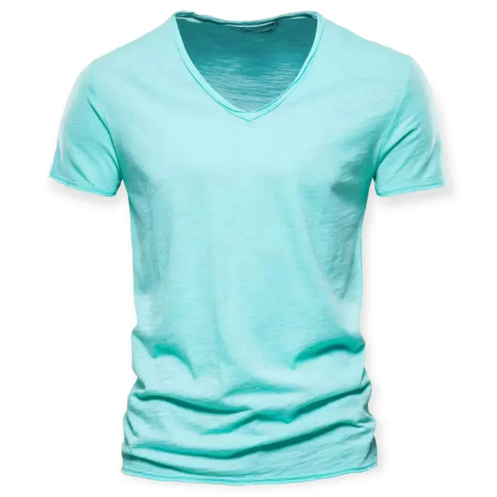 Homme décontracté portant un t-shirt col V effet usé. Confort et style moderne pour toute la journée.