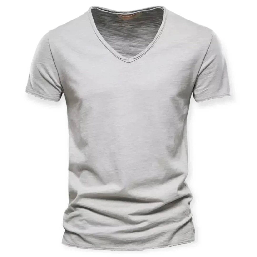 Gros plan sur le t-shirt homme col V effet usé. Détail du tissu confortable et style décontracté.