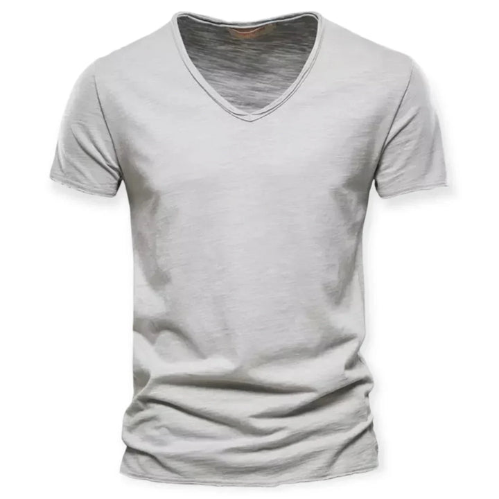 Gros plan sur le t-shirt homme col V effet usé. Détail du tissu confortable et style décontracté.