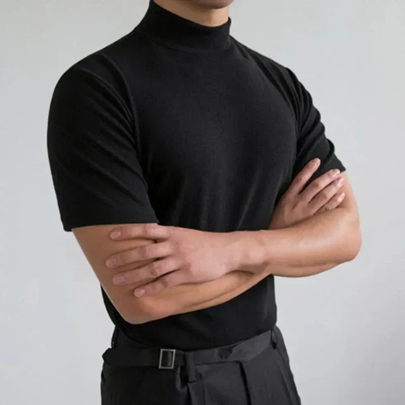 T-shirt homme élégant col montant. Vêtement essentiel pour un look sophistiqué et décontracté.