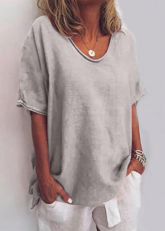 Vue de dos d'un t-shirt femme col V décontracté, coupe confortable et moderne pour les journées d'été.