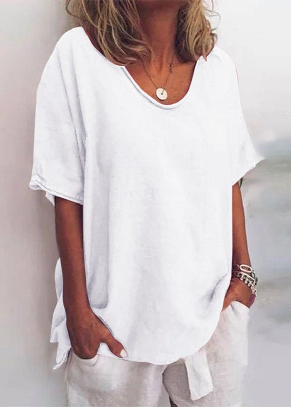 Femme souriante portant un t-shirt col V décontracté à manches courtes, parfait pour un look mode quotidien.