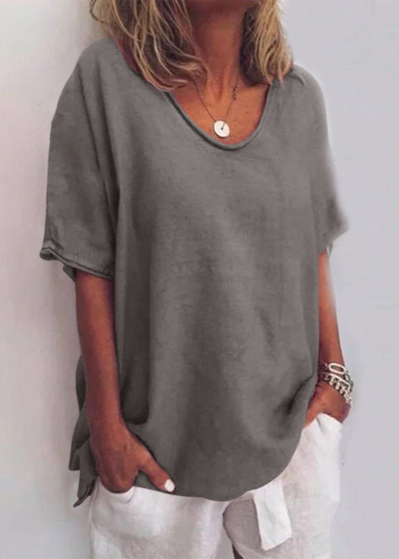 Détail du col V élégant d'un t-shirt femme décontracté, idéal pour un look printanier confortable.