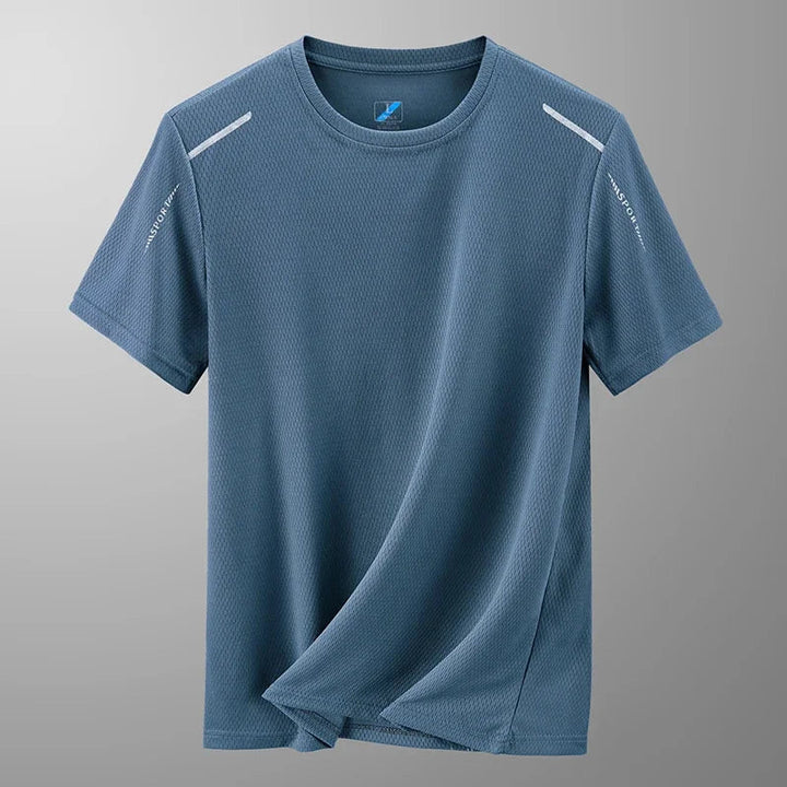 Homme courant avec t-shirt de sport léger et respirant, avec éléments réfléchissants pour visibilité accrue.