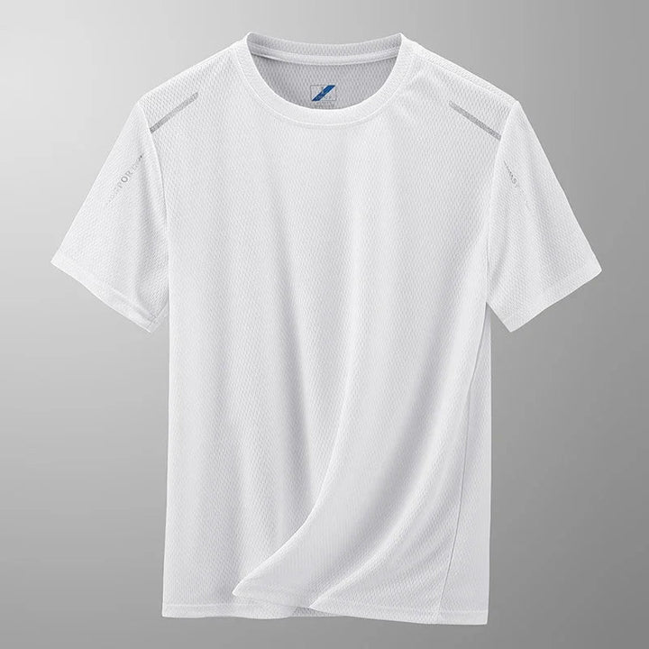 Homme en pleine séance de fitness portant un t-shirt de sport confortable et respirant pour entraînement intense.