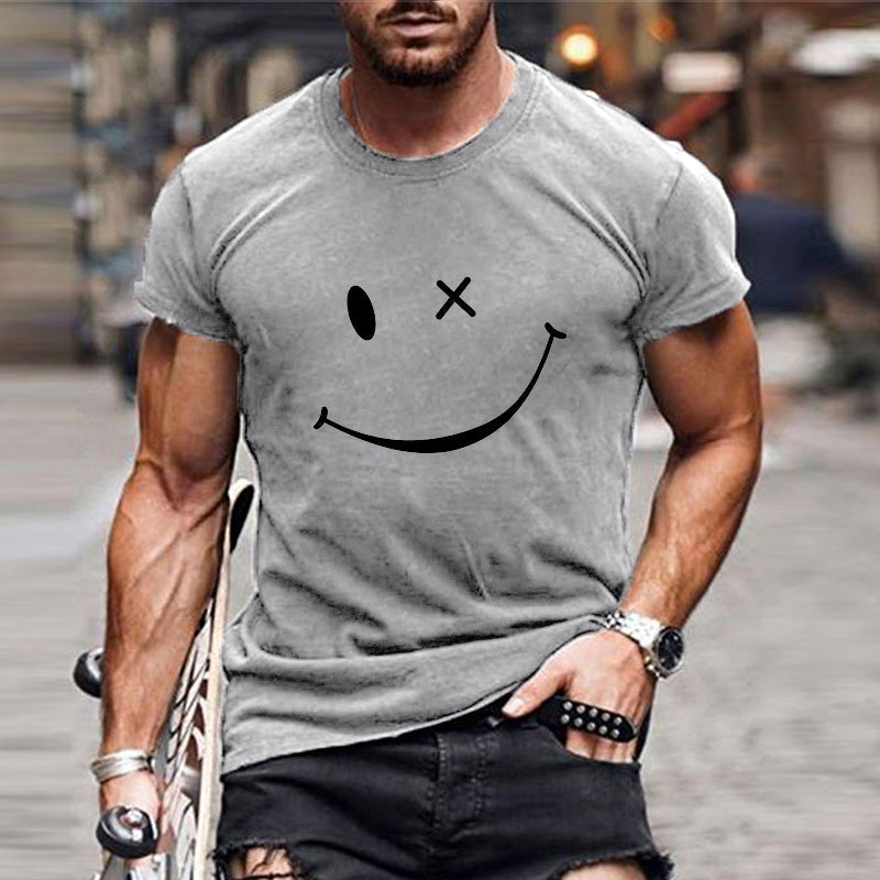 Haut homme graphique: T-shirt blanc avec grand smiley emblématique. Idéal pour un style mode masculine estival.